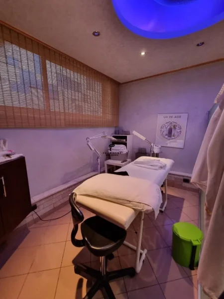 Tirane, jepet me qera dyqan , 140 m² 1.200 € (MINE PEZA)