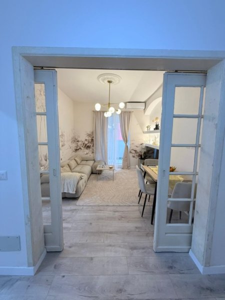 Tirane, shitet apartament 2+1+Ballkon Kati 1, 70 m² 240.000 € (Bllok)