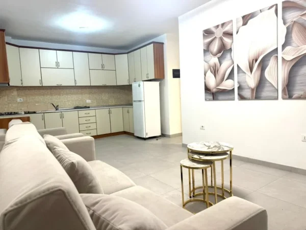 Tirane, jepet me qera apartament 2+1 , 80 m² 600 € 