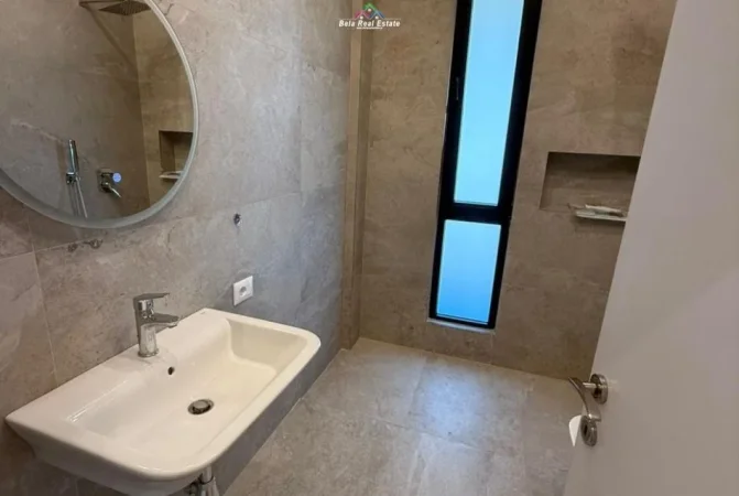 Tirane, jepet me qera zyre Kati 11, 45 m² 500 € (square 21)