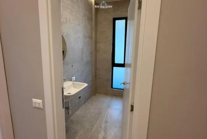 Tirane, jepet me qera zyre Kati 11, 45 m² 500 € (square 21)