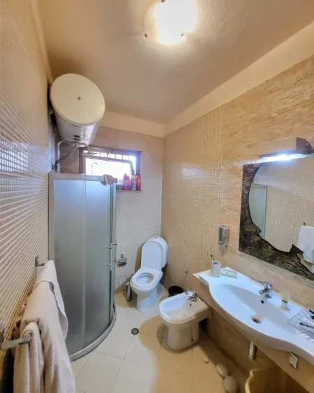 Tirane, jepet me qera apartament 3+1+Ballkon Kati 4, 90 m² 1.000 € (Qender)