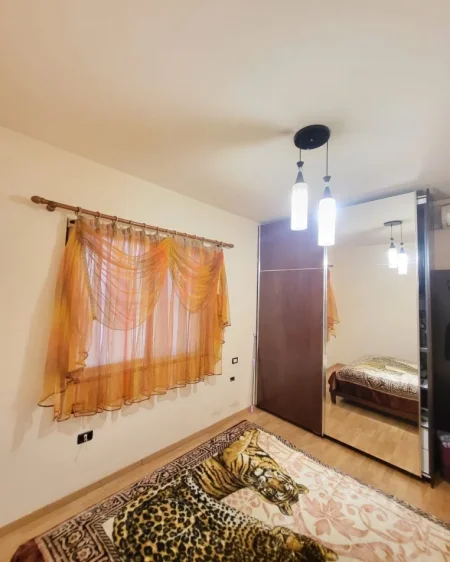 Tirane, jepet me qera apartament 3+1+Ballkon Kati 4, 90 m² 1.000 € (Qender)