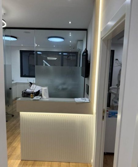 Tirane, jepet me qera zyre , 100 m² 750 € (RRUGA E DIBRES)