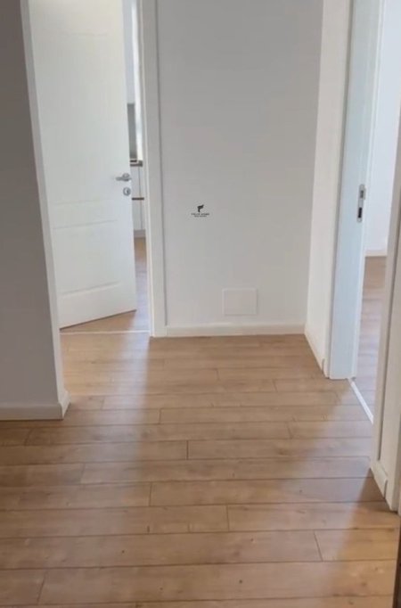 Tirane, jepet me qera zyre , 100 m² 750 € (RRUGA E DIBRES)