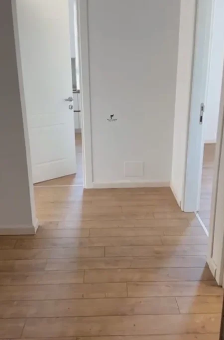 Tirane, jepet me qera zyre , 100 m² 750 € (RRUGA E DIBRES)