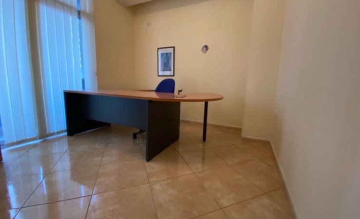 Tirane, jepet me qera zyre Kati 1, 70 m² 340 € (RRUGA E KAVAJES)