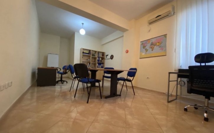 Tirane, jepet me qera zyre Kati 1, 70 m² 340 € (RRUGA E KAVAJES)