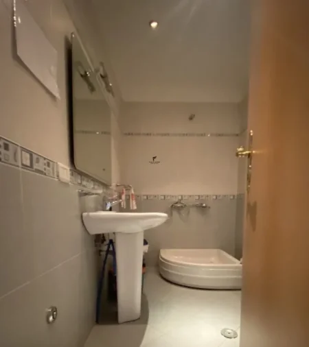 Tirane, jepet me qera zyre Kati 1, 70 m² 340 € (RRUGA E KAVAJES)