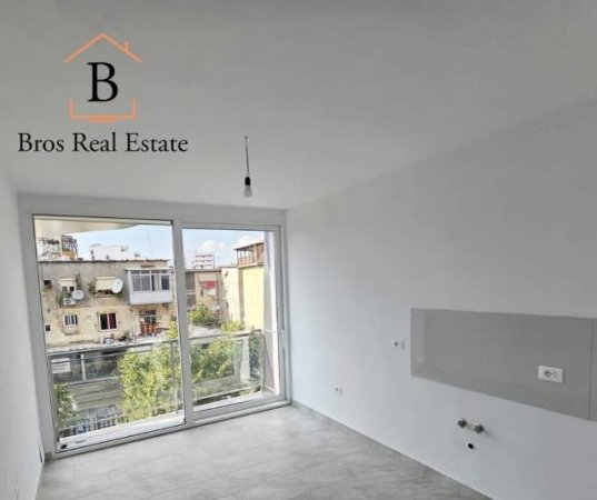 Tirane, jepet me qera apartament 1+1 Kati 3, 55 m² 35.000 Leke (Farmacia 10)