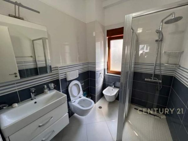 Tirane, jepet me qera Vile 3+1 Kati 3, 240 m² 2.000 Euro (Teg)