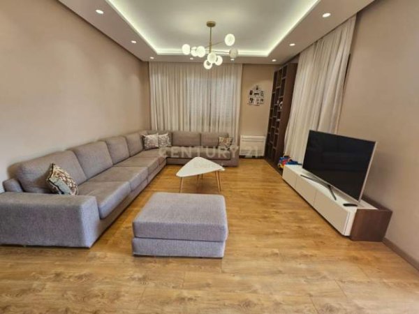 Tirane, jepet me qera apartament 3+1+BLK Kati 3, 110 m² 500 Euro (Rruga 5 Maji)