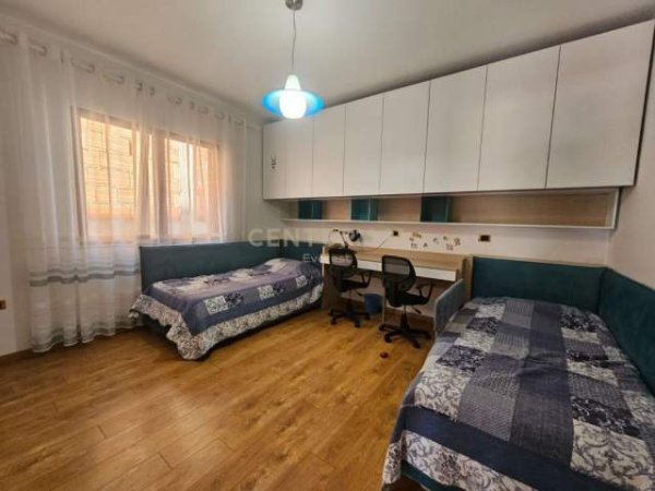 Tirane, jepet me qera apartament 3+1+BLK Kati 3, 110 m² 500 Euro (Rruga 5 Maji)
