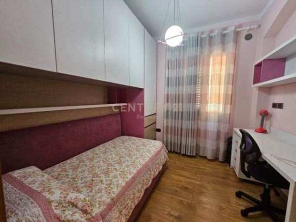 Tirane, jepet me qera apartament 3+1+BLK Kati 3, 110 m² 500 Euro (Rruga 5 Maji)