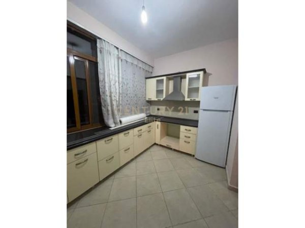 Tirane, jepet me qera apartament 3+1 Kati 2, 150 m² 350 Euro (Shkoze)