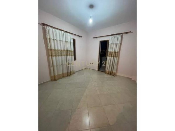 Tirane, jepet me qera apartament 3+1 Kati 2, 150 m² 350 Euro (Shkoze)
