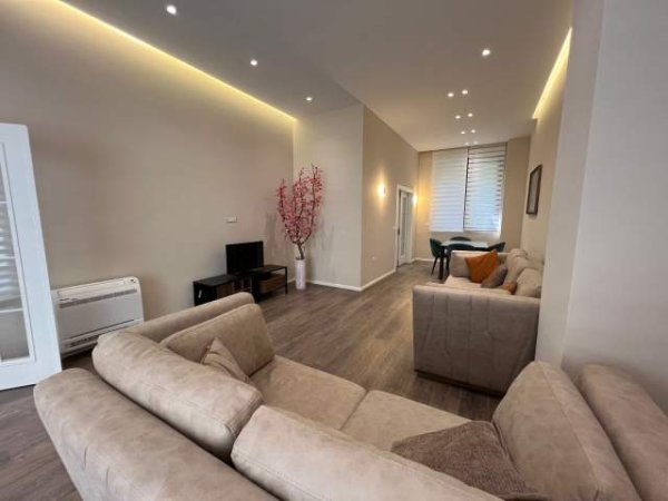 Tirane, jepet me qera apartament duplex Kati 2, 260 m² 1.300 Euro (kodra e diellit)