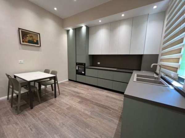 Tirane, jepet me qera apartament duplex Kati 2, 260 m² 1.300 Euro (kodra e diellit)