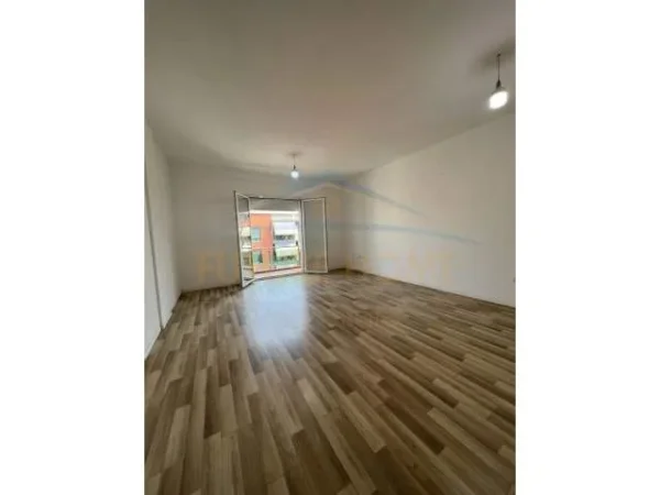 Tirane, jepet me qera apartament 2+1 Kati 7, 97 m² 400 Euro (Unaza e Re)