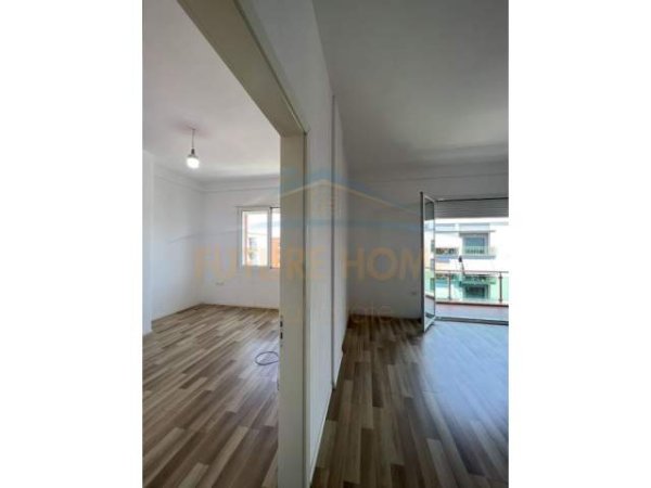 Tirane, jepet me qera apartament Kati 7, 97 m² 400 Euro (UNAZA E RE)