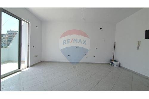 Tirane, shitet garsonier Kati 4, 44 m² 69.000 Euro (Kristal Center)