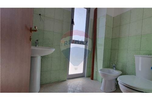 Tirane, shitet garsonier Kati 4, 44 m² 69.000 Euro (Kristal Center)