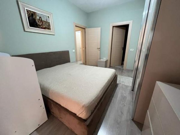 Tirane, jepet me qera apartament Kati 4, 93m2,tek Medreseja