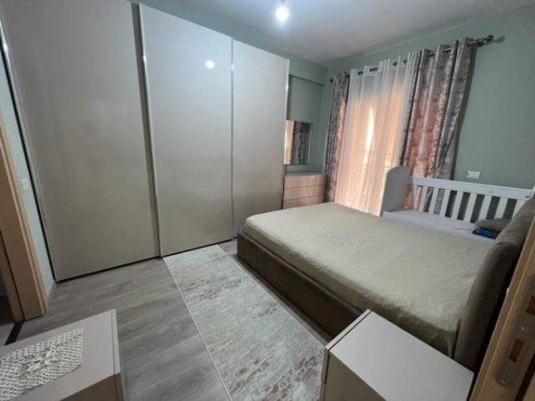 Tirane, jepet me qera apartament Kati 4, 93m2,tek Medreseja
