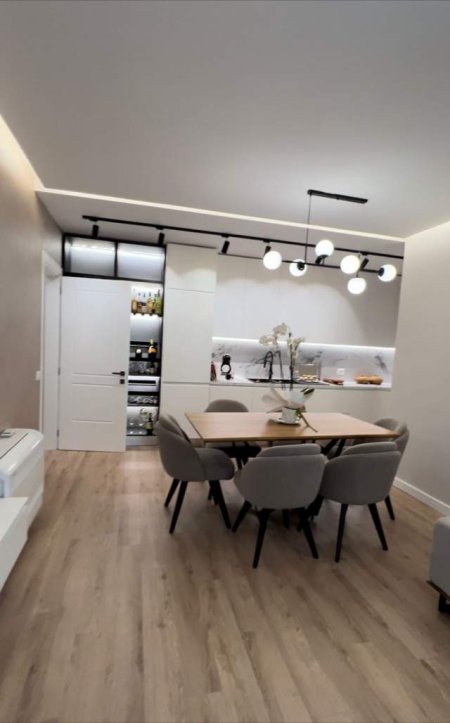 Tirane, jepet me qera apartament 1+1+BLK Kati 3, 70 m² 500 Euro (Xhamlliku)