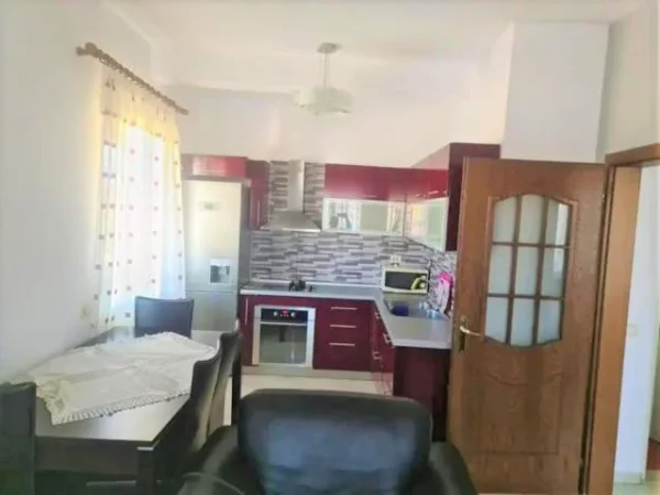 Tirane, jepet me qera apartament 2+1 75 m² 400 Euro (Prane ish Restorant Durresit)