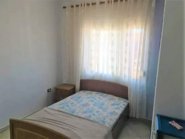 Tirane, jepet me qera apartament 2+1 75 m² 400 Euro (Prane ish Restorant Durresit)