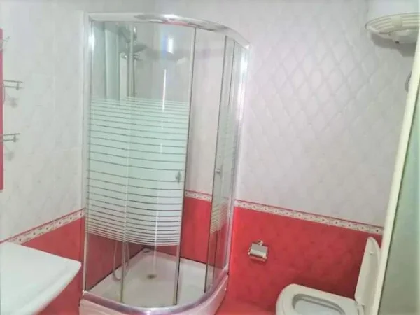 Tirane, jepet me qera apartament 2+1 75 m² 400 Euro (Prane ish Restorant Durresit)