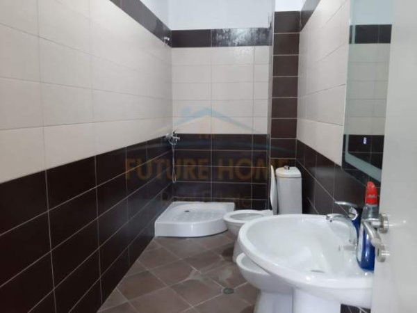 Tirane, jepet me qera apartament 2+1+BLK Kati 8, 116 m² 450 Euro (unaza e re)