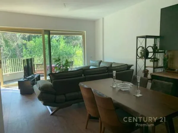 Tirane, jepet me qera apartament 2+1 Kati 3, 105 m² 1.500 Euro (Air Albania Stadium)