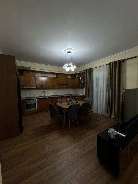 Tirane, jepet me qera apartament 2+1+Ballkon Kati 4, 75 m² 550 € (porcelan)