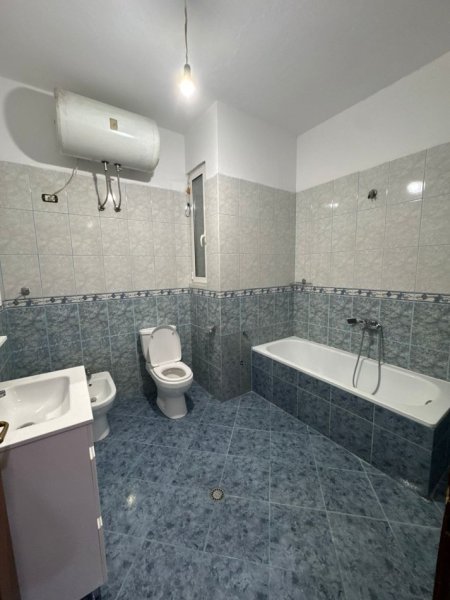 Tirane, jepet me qera apartament 2+1+Ballkon Kati 4, 75 m² 550 € (porcelan)
