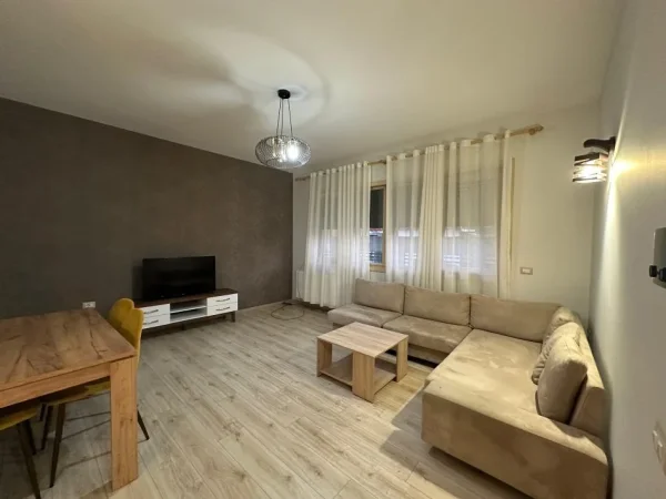 Tirane, jepet me qera apartament 2+1+Aneks+Ballkon Kati 1, 110 m² 650 €