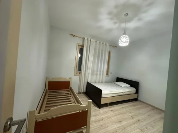 Tirane, jepet me qera apartament 2+1+Aneks+Ballkon Kati 1, 110 m² 650 €