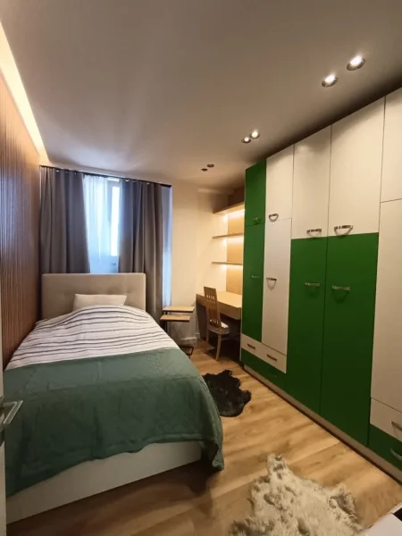 Tirane, jepet me qera apartament 3+1 Kati 8, 120 m² 1.200 € (Rruga e Kavajes)