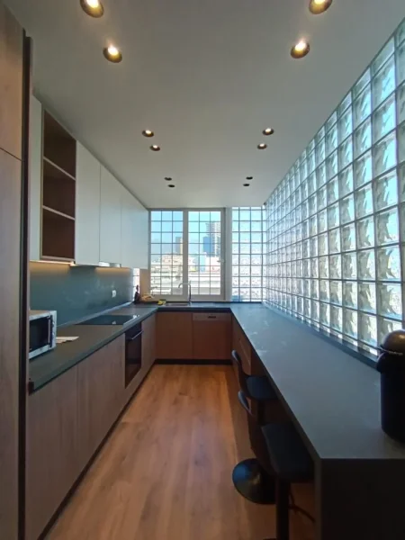 Tirane, jepet me qera apartament 3+1 Kati 8, 120 m² 1.200 € (Rruga e Kavajes)