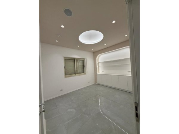 Tirane, jepet me qera ambjent biznesi Kati 2, 132 m² 1.700 € (Jordan Misja)