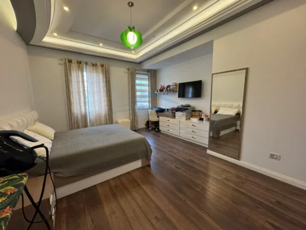 shitet Vile 2 Katshe , 320 m² 400.000 € (Kamez)