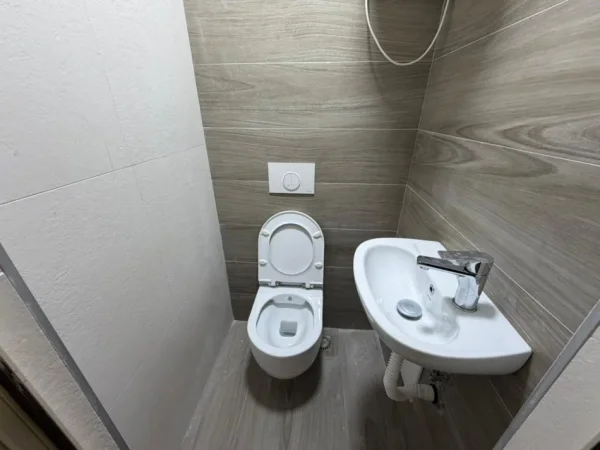 Tirane, jepet me qera ambjent biznesi Kati 0, 25 m² 500 € (Blloku.)
