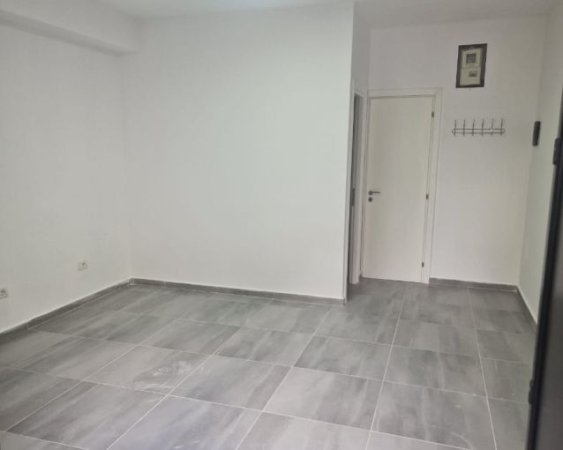 Tirane, jepet me qera ambjent biznesi Kati 0, 30 m² 370 € (qender , sheshi skenderbej)