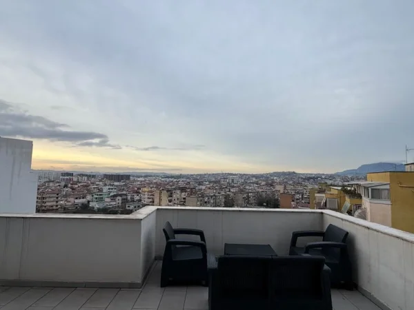 Tirane, jepet me qera apartament 2+1+Ballkon Kati 5, 80 m² 700 € (Rruga e Dibres)