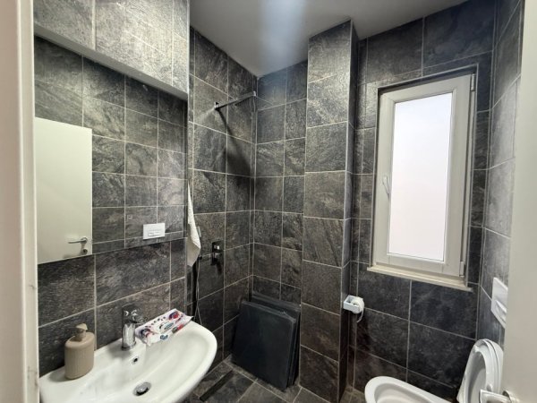 Tirane, jepet me qera apartament 2+1+Ballkon Kati 5, 80 m² 800 € (Rruga e Dibres)