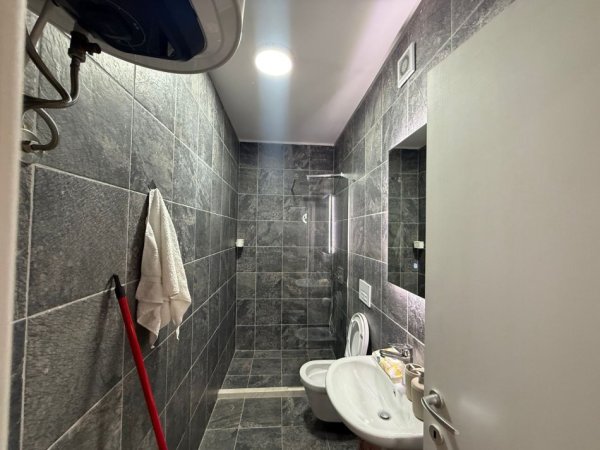 Tirane, jepet me qera apartament 2+1+Ballkon Kati 5, 80 m² 800 € (Rruga e Dibres)