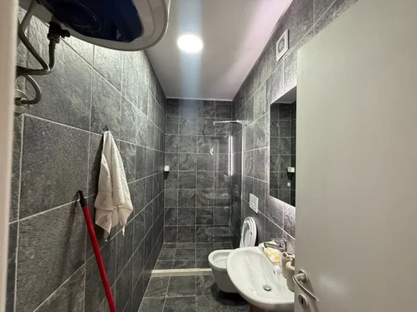 Tirane, jepet me qera apartament 2+1+Ballkon Kati 5, 80 m² 700 € (Rruga e Dibres)