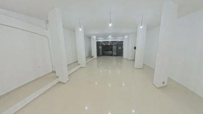 Tirane, jepet me qera ambjent biznesi Kati 0, 130 m² 1.300 € (rruga e dibres)