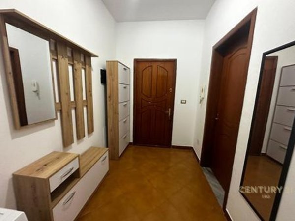 Tirane, jepet me qera apartament 1+1+Ballkon Kati 3, 61 m² 600 € (medar shtylla)